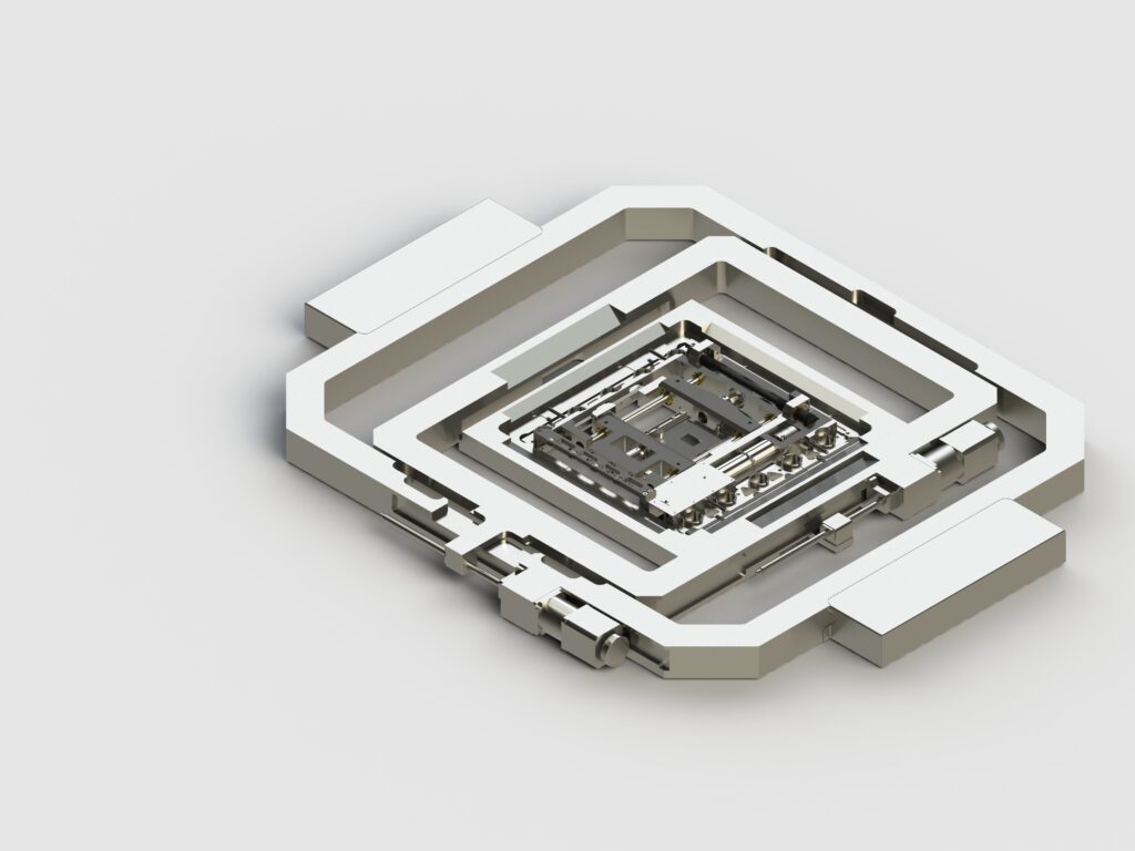 Eine Nahaufnahme eines komplexen, quadratischen Mikrochips oder einer Platine vor einem schlichten, hellen Hintergrund. Das Design besteht aus mehreren Schichten und miteinander verbundenen Komponenten, darunter dünne Drähte und Metallteile. Mit Zug- und Druckmodulen ist das Gesamtthema technisch und minimalistisch.