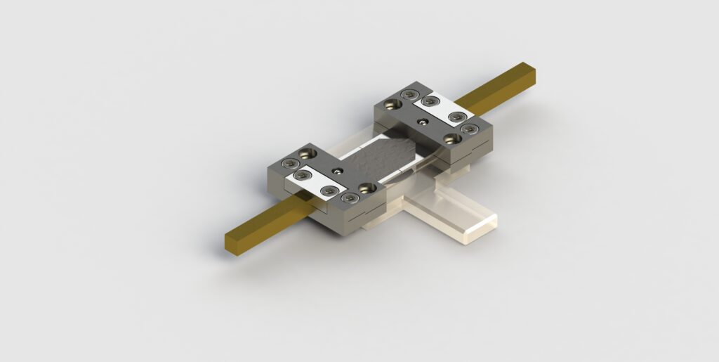 Ein 3D-Rendering eines linearen Schienensystems mit einem metallischen Gleitblock, der auf parallelen rechteckigen Stahlschienen montiert ist und an der Unterseite ein zusätzliches transparentes, kreuzförmiges Bauteil aufweist. Die Baugruppe zeigt fein detaillierte Einspannungen vor einem schlichten, hellgrauen Hintergrund.