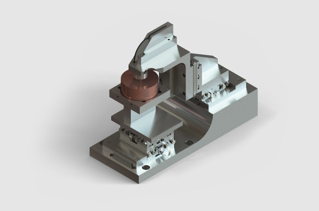 Ein Präzisionsmetallbauteil mit komplexem geometrischem Design, das eine abgewinkelte Struktur und mehrere bearbeitete Teile aufweist, darunter ein rotes zylindrisches Element. Dieses Teil scheint aus einer mechanischen oder industriellen Baugruppe zu stammen und wird vor einem schlichten weißen Hintergrund präsentiert, ideal für die Materialprüfung mit innovativer Mikroskopie von Kammrath & Weiss.