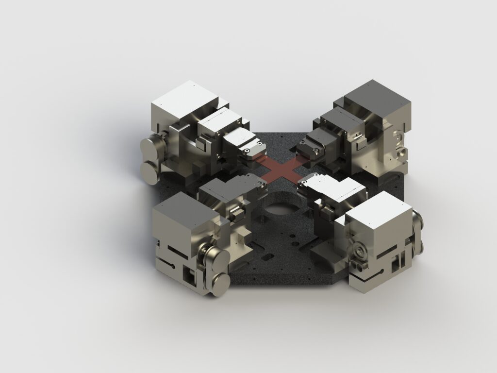 Eine Nahaufnahme eines metallischen mechanischen Teils mit vier symmetrischen Klammern, die um einen zentralen Punkt angeordnet sind und an Zug- und Druckmodule erinnern. Jede Klammer hat präzise, komplizierte Komponenten, was auf spezialisierte Technik hinweist. Der Hintergrund ist schlicht und neutral weiß.