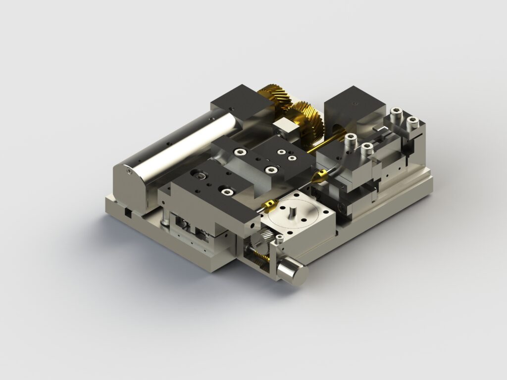 Eine detaillierte Nahaufnahme einer Baugruppe aus metallischen mechanischen Komponenten, einschließlich Zug- und Druckmodul. Die Baugruppe besteht aus miteinander verbundenen Zahnrädern, Stangen und verschiedenen präzisionsgefertigten Teilen, überwiegend in Silberoptik mit einigen goldfarbenen Zahnrädern. Der Hintergrund ist ein durchgehendes Hellgrau.