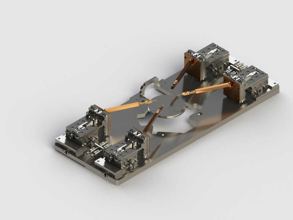 Eine Nahaufnahme eines mechanischen Präzisionsgeräts mit mehreren Metallkomponenten, darunter Hebel und Zahnräder, die auf einer flachen, rechteckigen Basis montiert sind. Das Manipulatorengerät scheint für komplizierte mechanische Operationen konstruiert zu sein und weist eine symmetrische Anordnung auf.