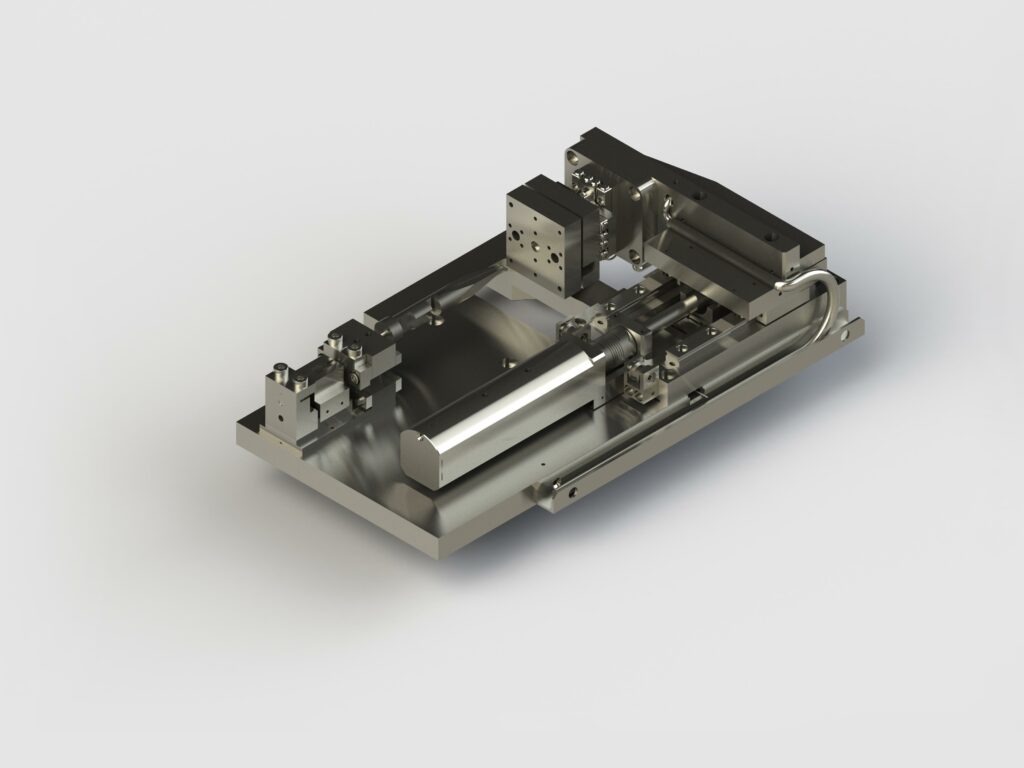 Auf einer rechteckigen Grundplatte ist eine metallische mechanische Baugruppe aus verschiedenen präzise gefertigten Komponenten angeordnet. Die Baugruppe umfasst zylindrische und rechteckige Teile, darunter einen Linearantrieb, Zug- und Druckmodule sowie Verbindungselemente. Der Hintergrund ist schlicht und hell.