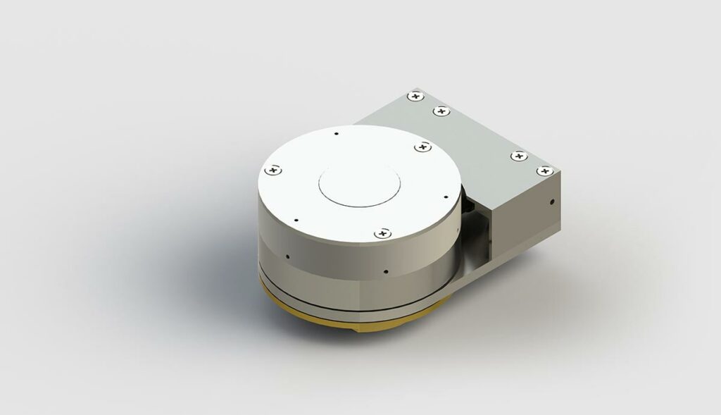 Eine CAD-Darstellung eines kleinen, runden Metallbauteils mit Schrauben an seinem Umfang ist an einer rechteckigen Basis befestigt. Die metallische Oberfläche ergänzt die zylindrische Form an einem Ende und ähnelt einem Kühlgerät. Das Bild hat einen schlichten, neutralen Hintergrund.