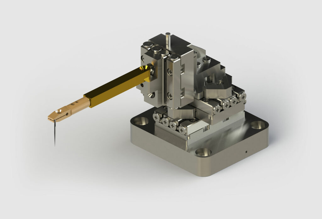 Eine Nahaufnahme einer präzisen mechanischen Baugruppe mit einem goldfarbenen Hebelarm, der an ein Aushebewerkzeug erinnert und mit einer detailreichen Metallbasis mit mehreren Scharnieren und beweglichen Teilen verbunden ist. Die Baugruppe steht auf einer Metallmontageplatte mit vier Schraubenlöchern.